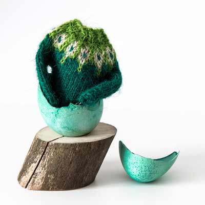 Kreative Osterdekoration mit Minipullovern: Der grüne ist geschlüpft